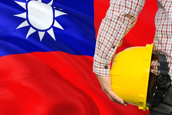 Тайваньский Инженер Держит Желтый Шлем Безопасности Фоне Флага Тайваня Концепция — стоковое фото