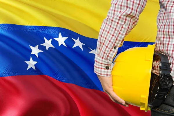 Ingeniero Venezolano Sostiene Casco Seguridad Amarillo Con Fondo Ondeando Bandera — Foto de Stock