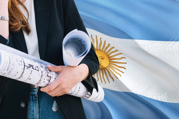 Arquitecta Argentina Sosteniendo Plano Contra Fondo Bandera Argentina Ondeando Concepto — Foto de Stock