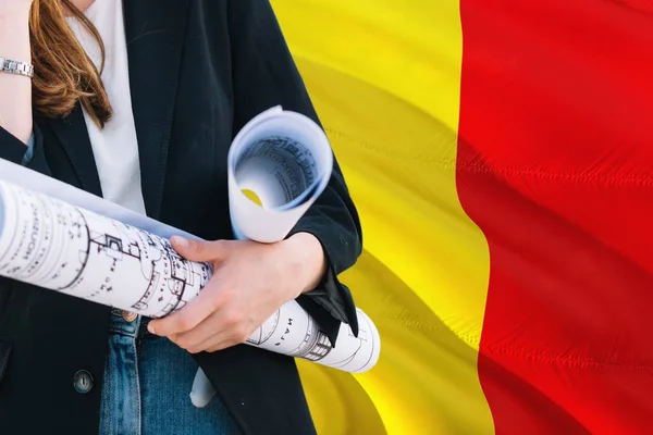 Arquitecta Belga Sosteniendo Plano Contra Bélgica Ondeando Fondo Bandera Concepto — Foto de Stock