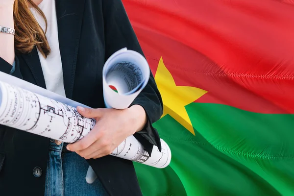 Arquitecta Mujer Sosteniendo Plano Contra Burkina Faso Ondeando Fondo Bandera — Foto de Stock