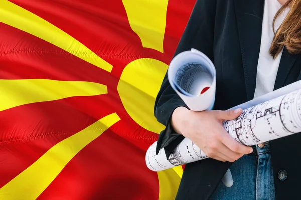 マケドニアの建築家の女性のマケドニアに対する青写真を持って旗を振っています 建設と建築のコンセプト — ストック写真
