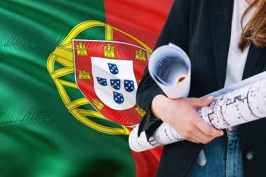 Portekiz karşı plan tutan Portekizce mimar kadın arka plan bayrak sallıyor. İnşaat ve Mimarlık kavramı.