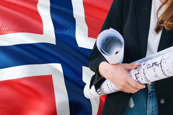 Arquitecta Noruega Sosteniendo Plano Contra Fondo Bandera Noruega Ondeando Concepto — Foto de Stock