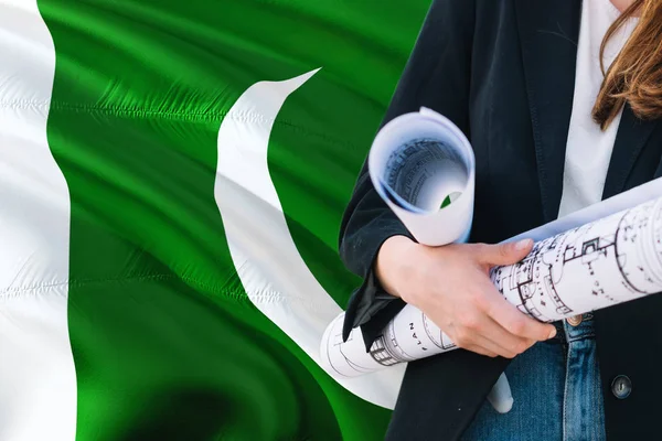 Arquitecta Paquistaní Sosteniendo Plano Contra Pakistán Ondeando Fondo Bandera Concepto — Foto de Stock