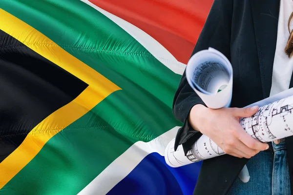 Архітектор Жінка Тримає Blueprint Проти Південна Африка Розмахуючи Прапором Фону — стокове фото