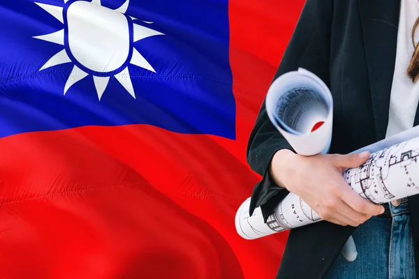 Arquitecta Taiwanesa Sosteniendo Plano Contra Taiwán Ondeando Fondo Bandera Concepto — Foto de Stock