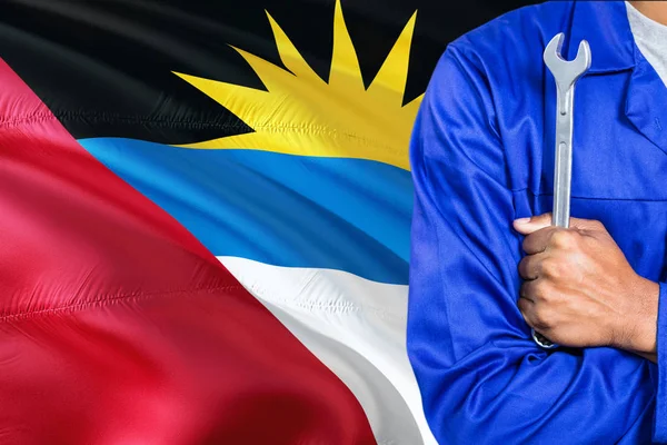 Kék Egyenruhában Szerelő Gazdaság Csavarkulcs Zászló Háttérben Hullámzó Antigua Barbuda — Stock Fotó