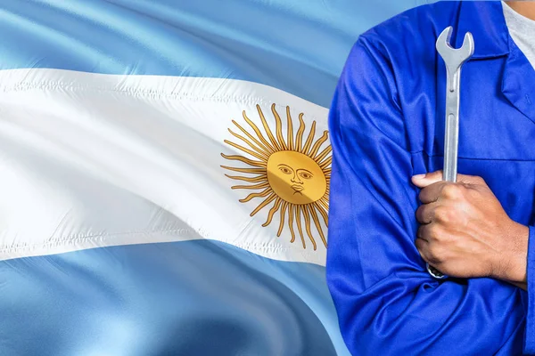 Mecánico Argentino Uniforme Azul Sostiene Llave Inglesa Contra Ondear Fondo — Foto de Stock