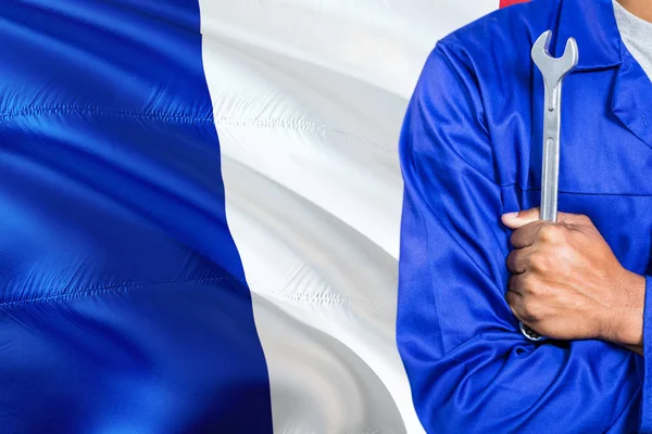 Francuski Mechanik Niebieskim Mundurze Trzyma Klucz Przeciwko Macha Francja Flaga — Zdjęcie stockowe
