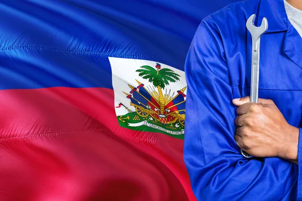 Mavi Üniformalı Haiti Tamirci Anahtarı Sallayarak Haiti Bayrak Arka Planı — Stok fotoğraf