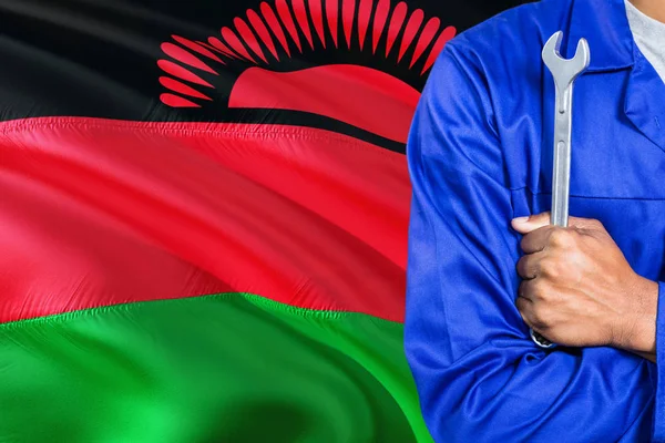 Kék Egyenruhában Malawi Szerelő Gazdaság Csavarkulcs Hullámzó Malawi Zászló Háttérrel — Stock Fotó
