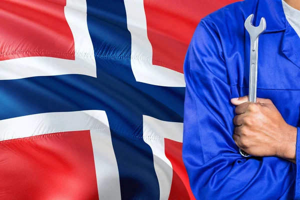 Mecánico Noruego Uniforme Azul Sostiene Llave Inglesa Contra Ondear Fondo — Foto de Stock