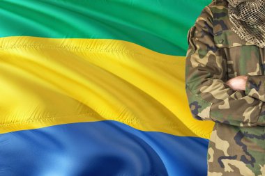 Arka plan - Gabon askeri Tema silah Gabon asker Ulusal dalgalanan bayrak ile geçti.