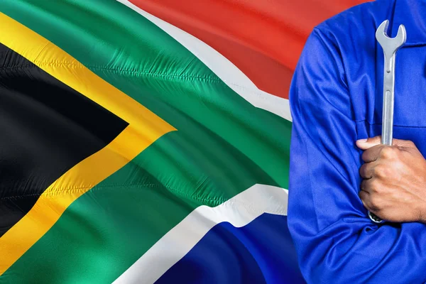 Kék Egyenruhában Szerelő Gazdaság Csavarkulcs Zászló Háttérben Hullámzó Dél Afrikai — Stock Fotó
