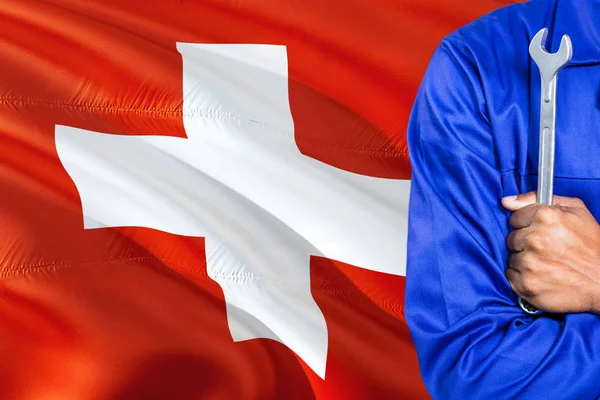 Schweiziska Mekaniker Blå Uniform Håller Skiftnyckel Mot Viftande Schweiz Flagga — Stockfoto