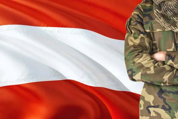Διέσχισε Όπλων Αυστριακός Στρατιώτης Εθνική Σημαία Κυματίζει Στο Φόντο Αυστραλία — Φωτογραφία Αρχείου