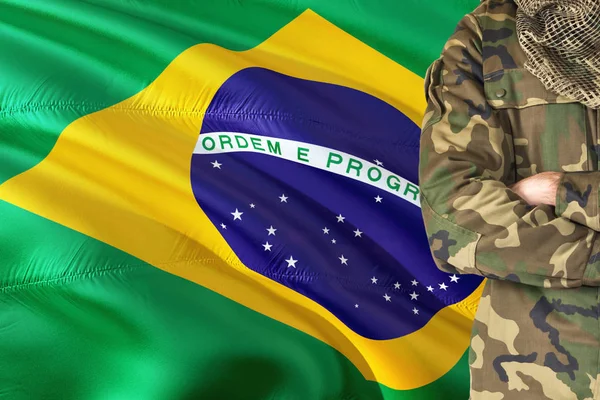 Brazos Cruzados Soldado Brasileño Con Bandera Nacional Ondeando Sobre Fondo — Foto de Stock