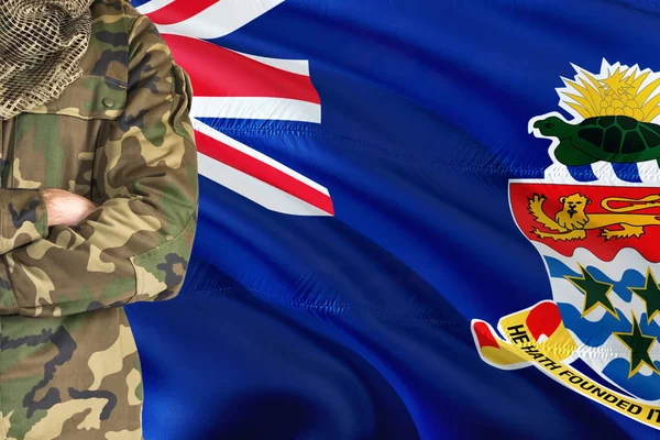 背景上有国家挥舞国旗的跨臂士兵 开曼群岛军事主题 — 图库照片