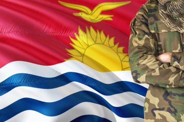Ulusal dalgalanan bayrak askerle silah - Kiribati askeri tema arka plan üzerinde çarpı işareti.