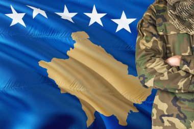 Ulusal dalgalanan bayrak askerle silah - Kosova askeri tema arka plan üzerinde çarpı işareti.