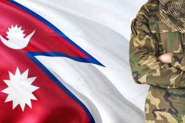 Silah Nepal Ulusal dalgalanan bayrak askerle arka plan üzerinde - Nepal askeri Tema geçti.