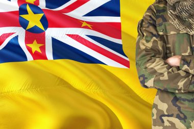 Ulusal dalgalanan bayrak askerle silah - Niue askeri tema arka plan üzerinde çarpı işareti.