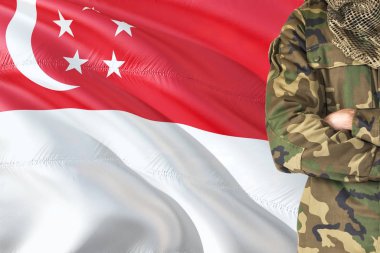 Arka plan - Singapur askeri Tema silah Singapurlu asker Ulusal dalgalanan bayrak ile geçti.