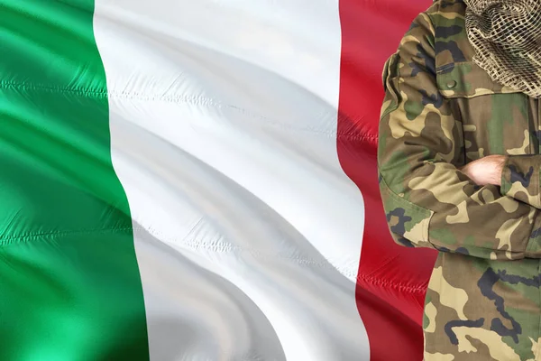 Korsade Armar Italienska Soldat Med Viftande Flagga Bakgrunden Italien Militärt — Stockfoto