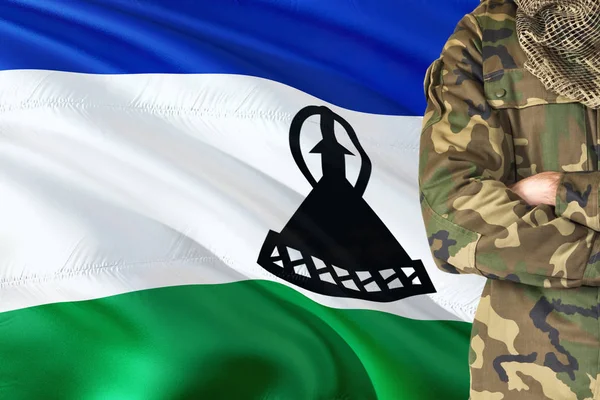 Gekreuzte Arme Soldat Mit Schwenkender Nationalflagge Hintergrund Lesotho Militärisches Thema — Stockfoto