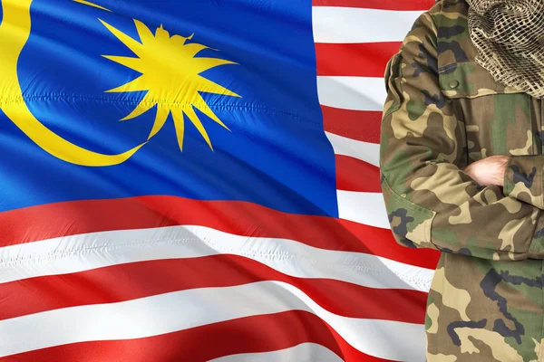 Lengan Silang Tentara Malaysia Dengan Bendera Melambai Nasional Latar Belakang — Stok Foto