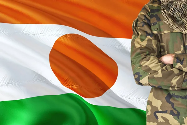 Crossed Arms Nigerien Soldier National Waving Flag Background Niger Military — Stock Photo, Image