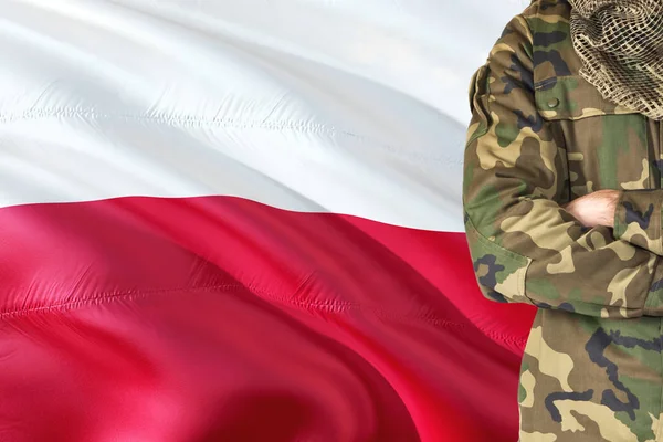 Διέσχισε Όπλων Πολωνός Στρατιώτης Εθνική Σημαία Κυματίζει Στο Φόντο Πολωνία — Φωτογραφία Αρχείου