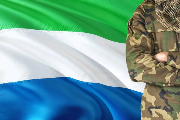 Ulusal dalgalanan bayrak askerle silah - Sierra Leone askeri tema arka plan üzerinde çarpı işareti.