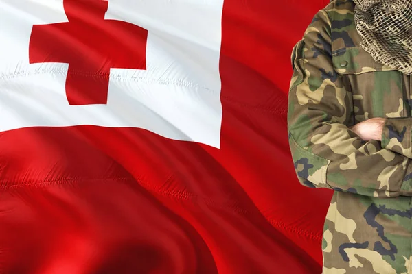 Stak Armen Tongaans Soldaat Met Wapperende Vlag Achtergrond Tonga Militaire — Stockfoto