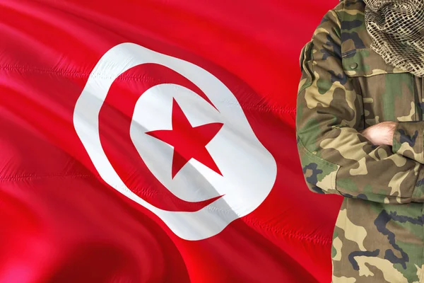 Armes Croisées Soldat Tunisien Avec Drapeau National Arrière Plan Tunisie — Photo