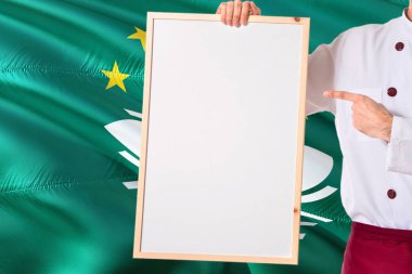 Macau boş beyaz tahta menü Macao bayrak arka planda tutan Şef. Metin için Tekdüzen işaret yer giyen yemek.