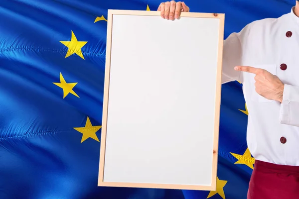 Kocken Håller Tom Whiteboard Menyn Europeiska Unionens Flagga Bakgrund Koka — Stockfoto