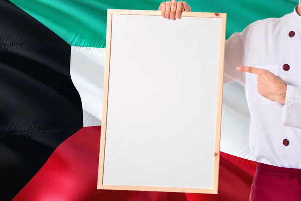 Chef Kuwaití Sosteniendo Menú Pizarra Blanco Sobre Fondo Bandera Kuwait — Foto de Stock