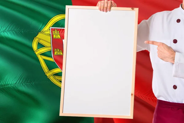 Chef Português Segurando Menu Quadro Branco Branco Fundo Bandeira Portugal — Fotografia de Stock