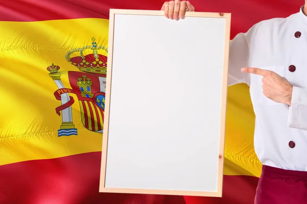 Chef Español Sosteniendo Menú Pizarra Blanco Fondo Bandera España Cocinero — Foto de Stock