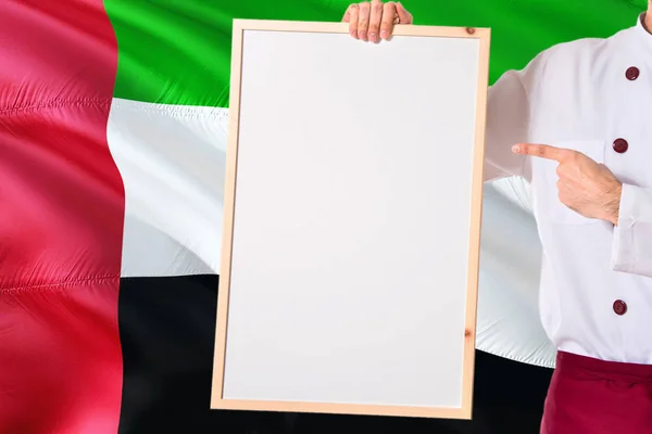 Chef Possesso Menu Bianco Lavagna Sullo Sfondo Bandiera Emirati Arabi — Foto Stock