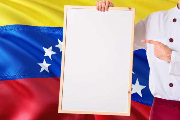 Chef Venezolano Sosteniendo Menú Pizarra Blanco Sobre Fondo Bandera Venezuela — Foto de Stock