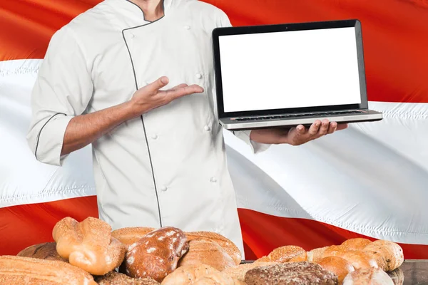 Oostenrijkse Baker Met Laptop Oostenrijk Vlag Broden Achtergrond Chef Kok — Stockfoto