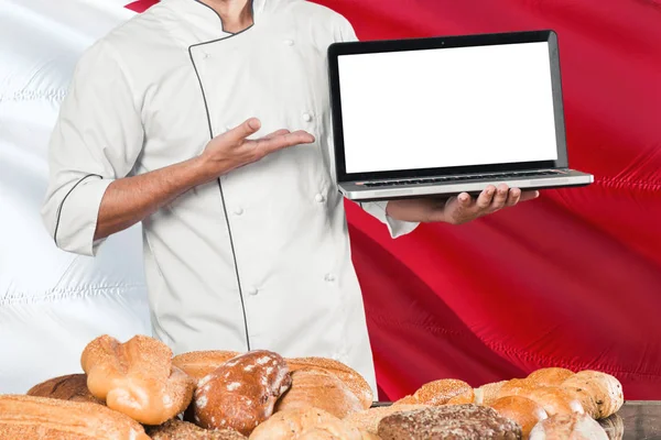 Bahreinse Baker Met Laptop Bahrein Vlag Broden Achtergrond Chef Kok — Stockfoto