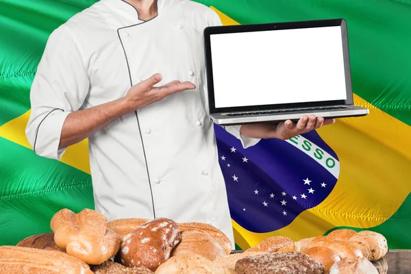 Brasilianska Baker Hålla Laptop Brasilien Flagga Och Bröd Bakgrund Kocken — Stockfoto