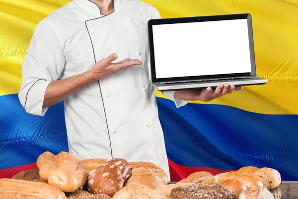 Panadero Colombiano Sosteniendo Laptop Sobre Bandera Colombia Fondo Panes Chef — Foto de Stock