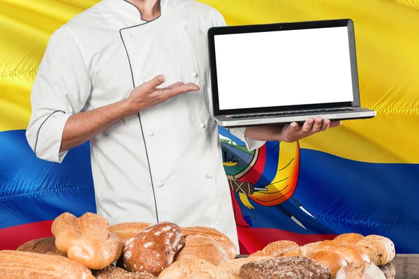 Baker Ecuatoriano Sosteniendo Laptop Ecuador Bandera Panes Fondo Chef Vistiendo — Foto de Stock