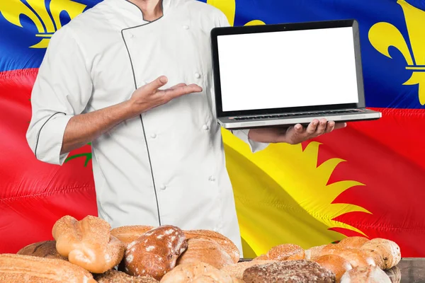 Baker Met Laptop Guadeloupe Vlag Broden Achtergrond Chef Kok Dragen — Stockfoto