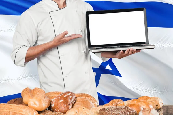 Baker Israélien Tenant Ordinateur Portable Sur Israël Drapeau Pains Fond — Photo